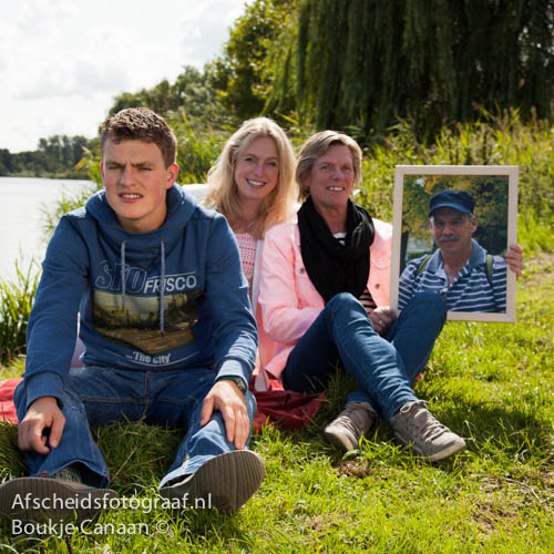 Familieportret met overledene op foto erbij