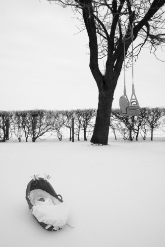 kunstfoto, Baby met mandje in de sneeuw