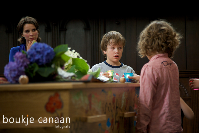 Kinderen steken kaarsen aan bij uitvaartdienst