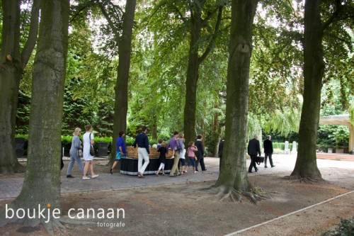 Uitvaart stoet op een begraafplaats