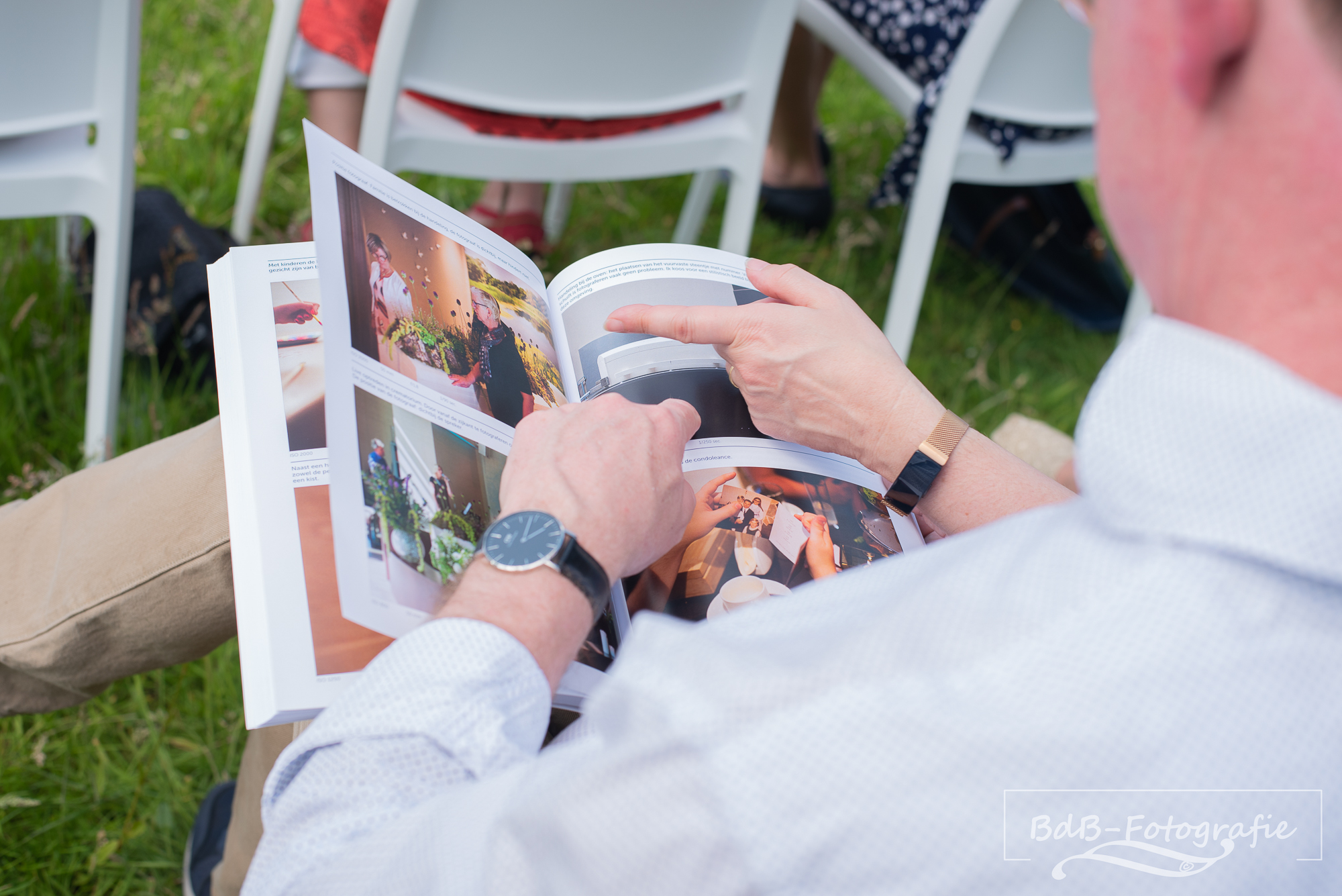 Boek wordt gelezen door niet-fotografen