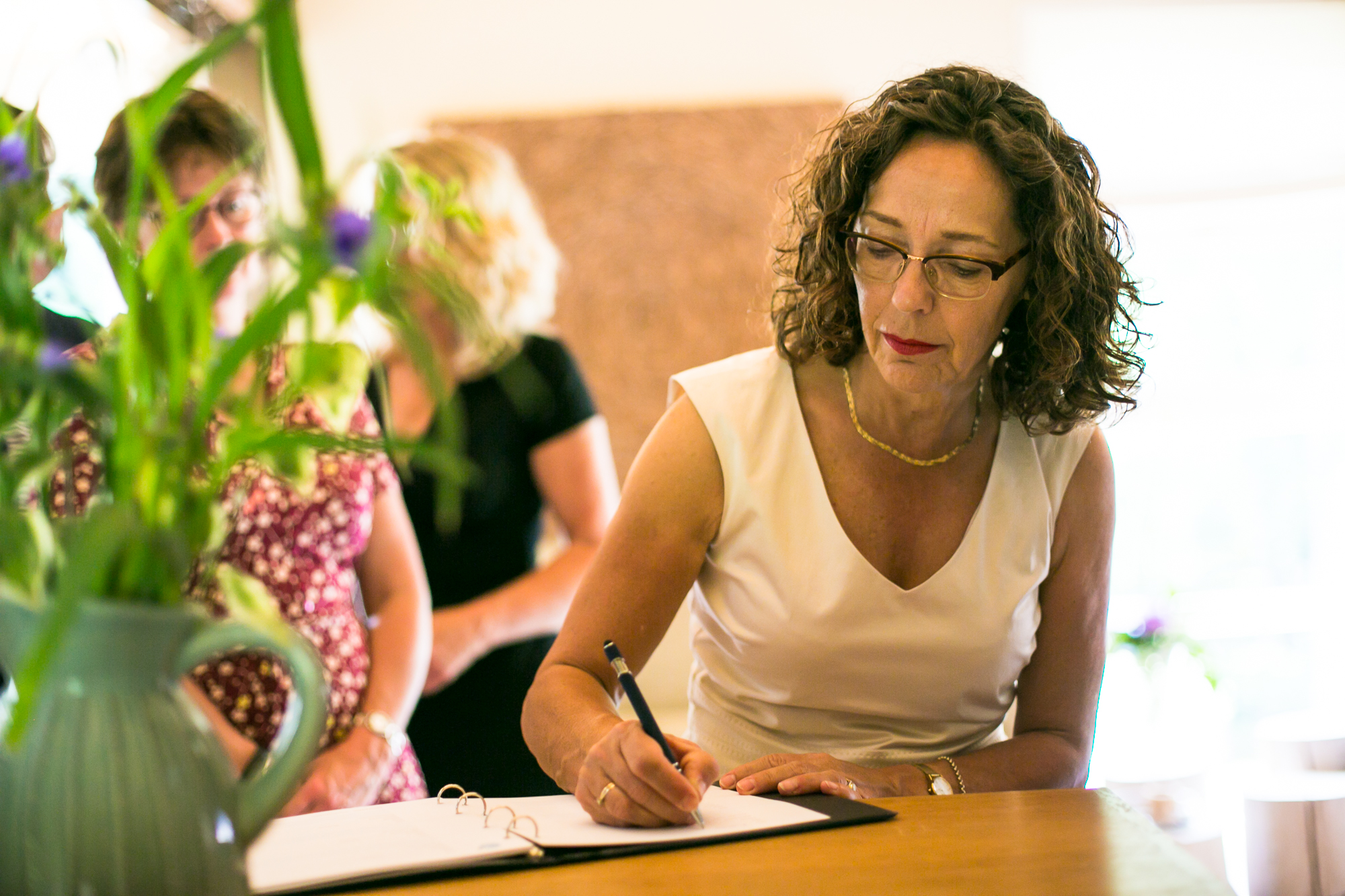 Vrouw tekent het condoleanceboek