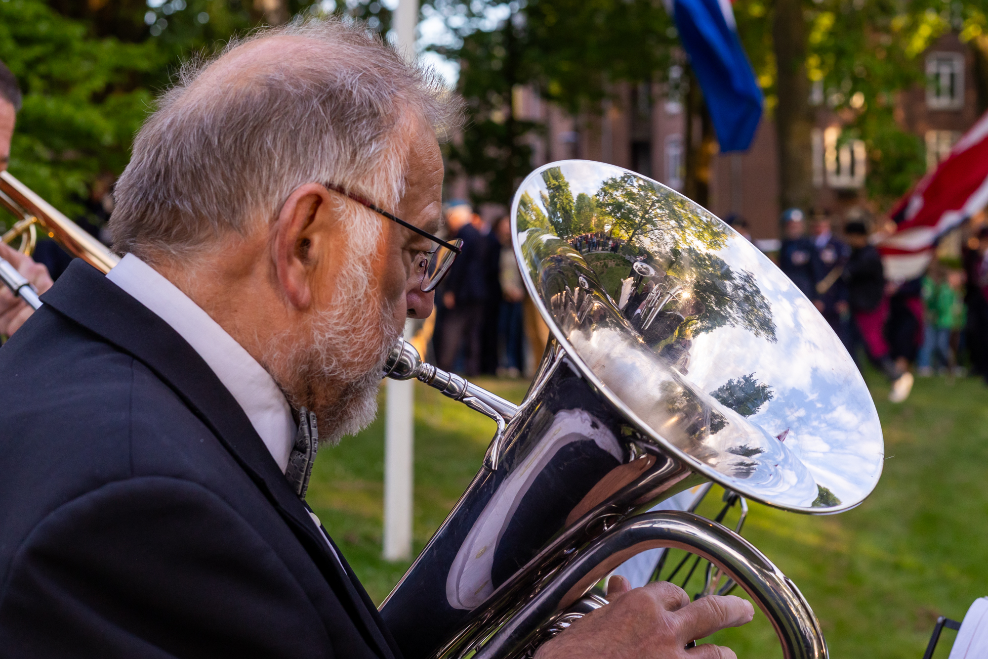 Boukje Canaan - 4 mei-8258 Muzikant en blaasinstrument (tuba) buiten bij dodenherdenking