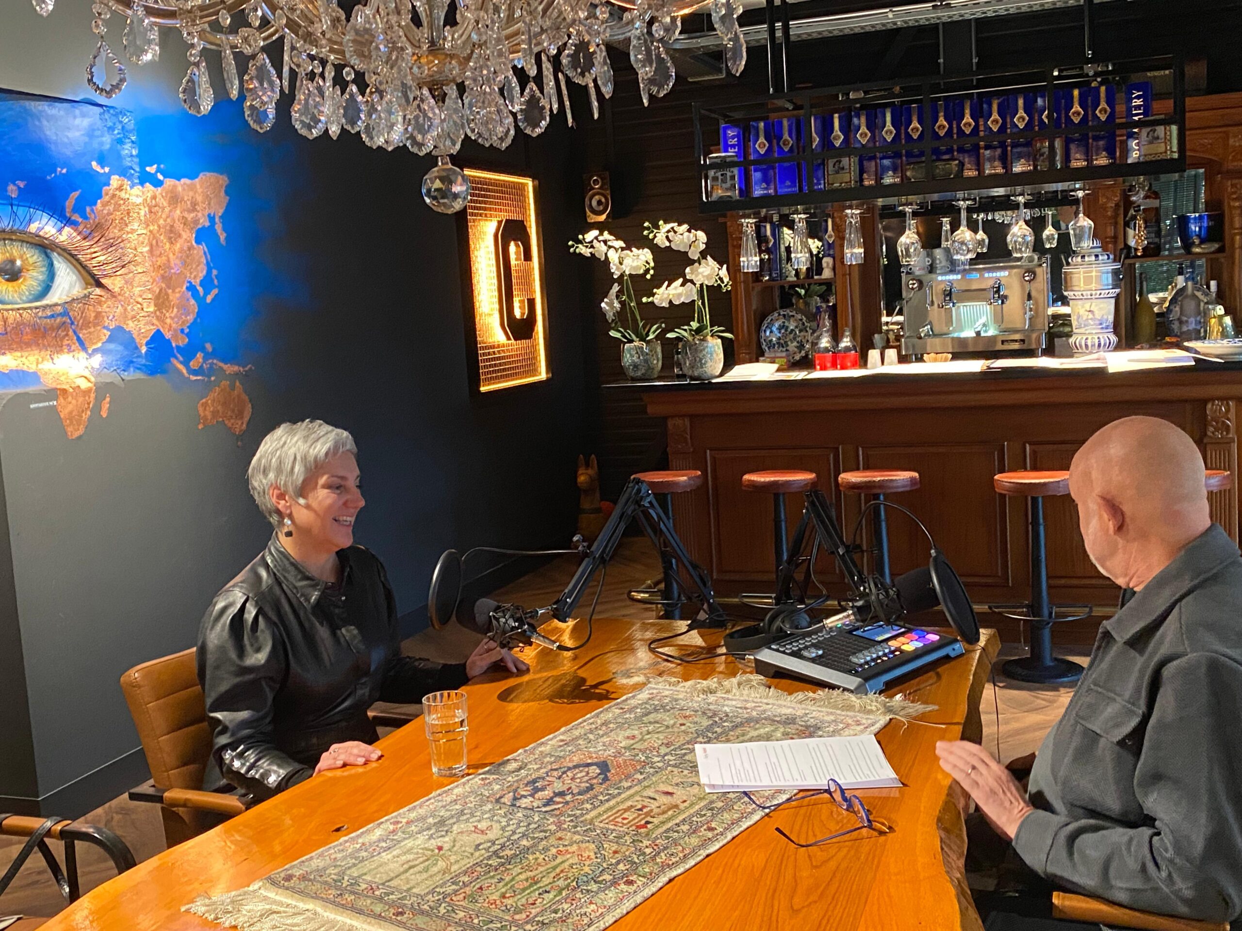 Inkijjkje bij een pantheon op een begraafplaats in Barcelona. Beeldhouwwerk en glas in lood