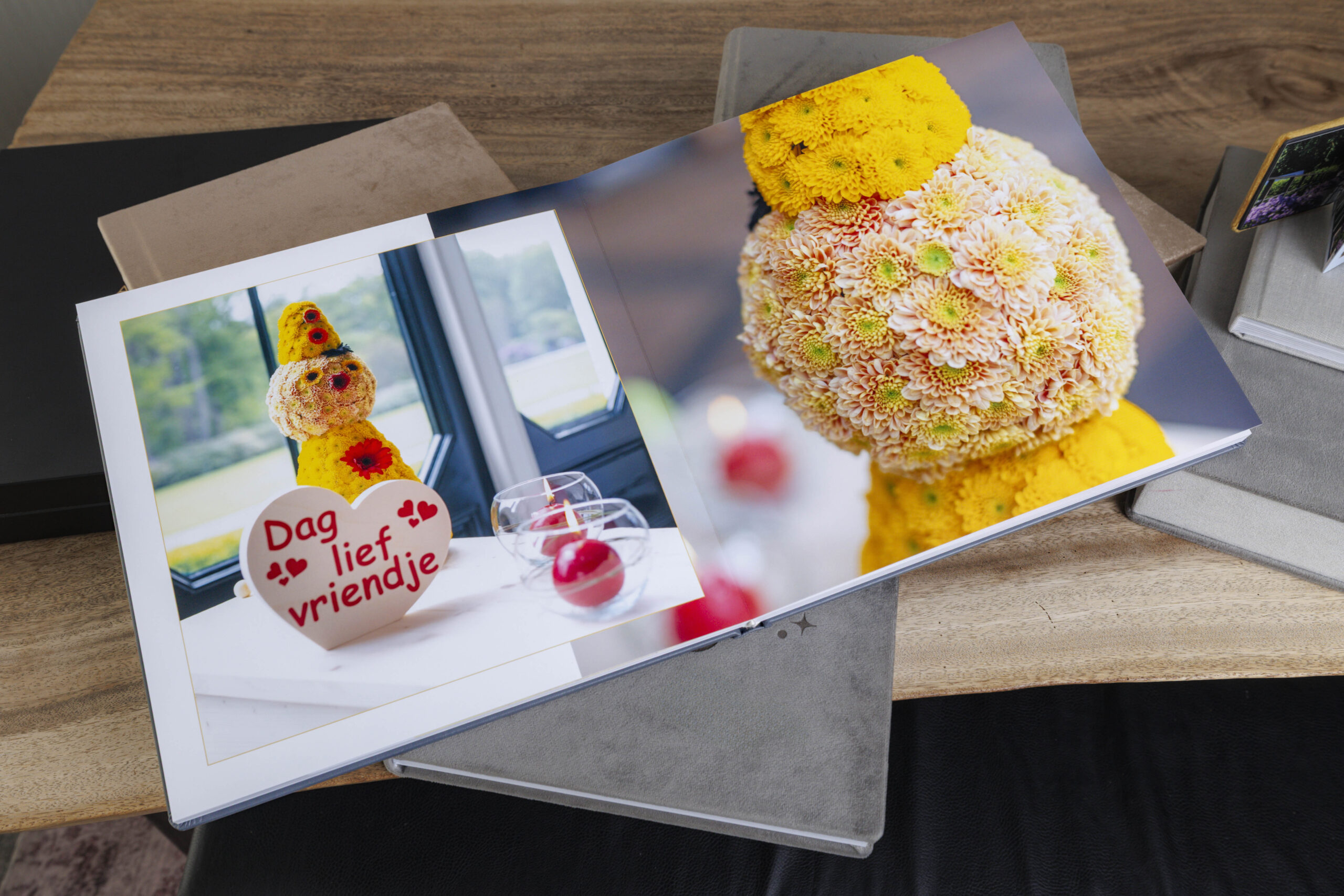 Inkijjkje bij een pantheon op een begraafplaats in Barcelona. Beeldhouwwerk en glas in lood