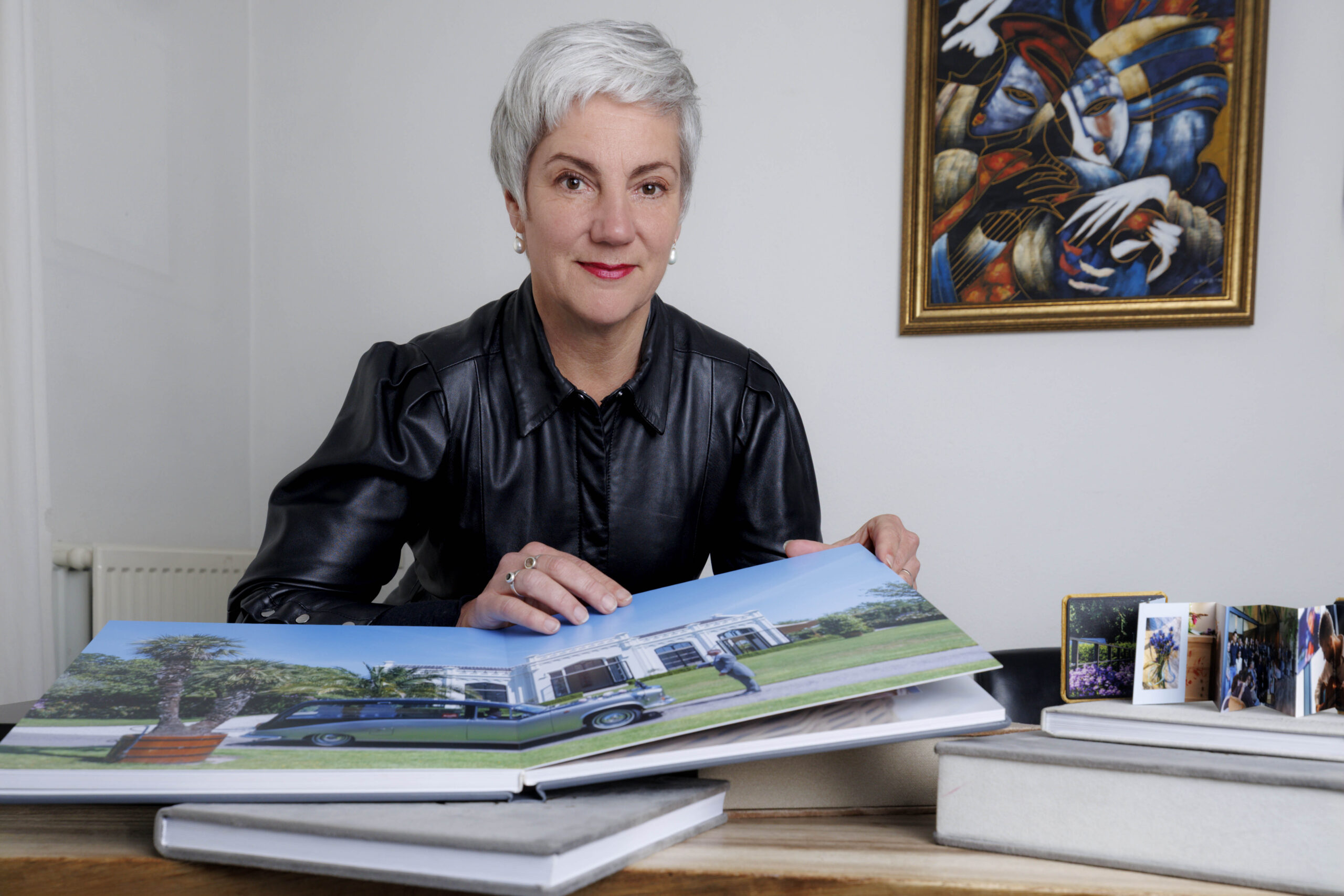 Overzicht van een straat op een begraafplaats met rijke graven op Montjuic, Barcelona